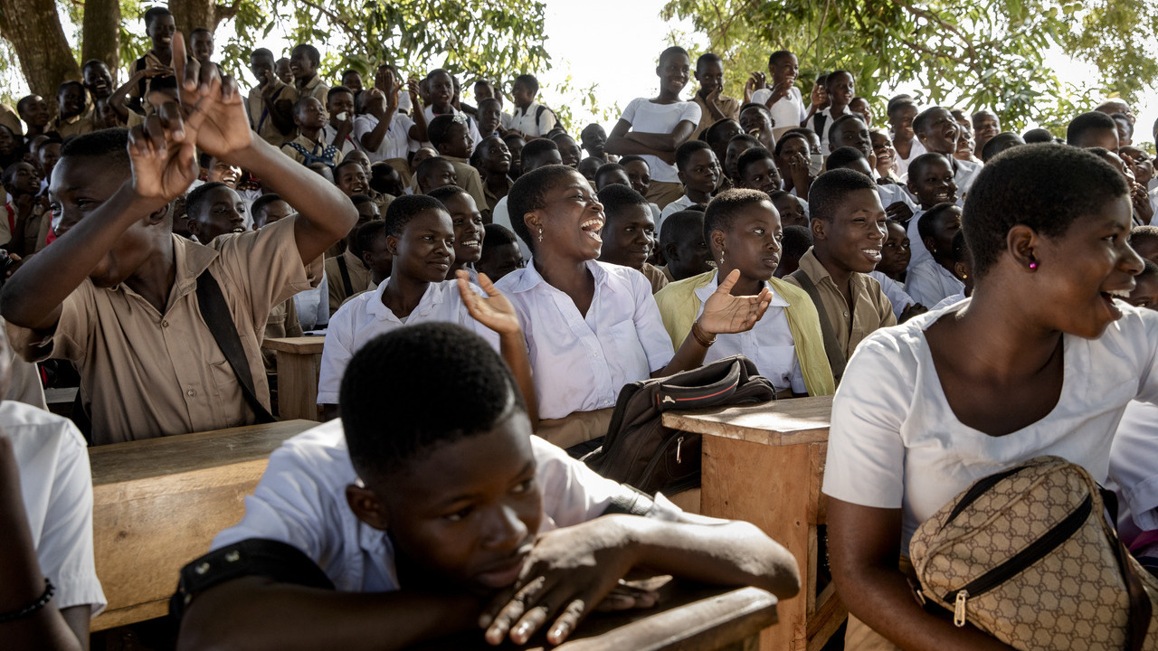 Les élèves éclatent de rire, lors d'une représentation de théâtre participatif de l'association Nyagbe ("la parole") au Lycée Gbodjomé, à Goumoukopé.