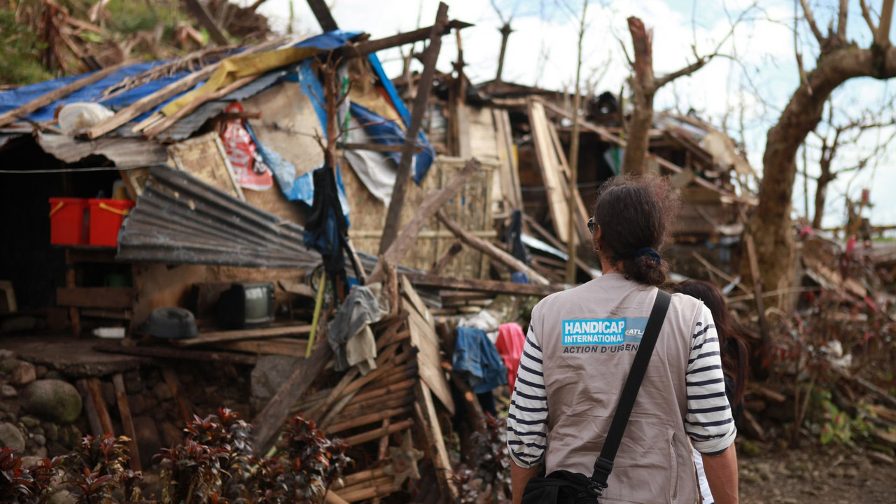 Destruction in Leyte province following typhoon Haiyan, Humanity & Inclusion Philippines.