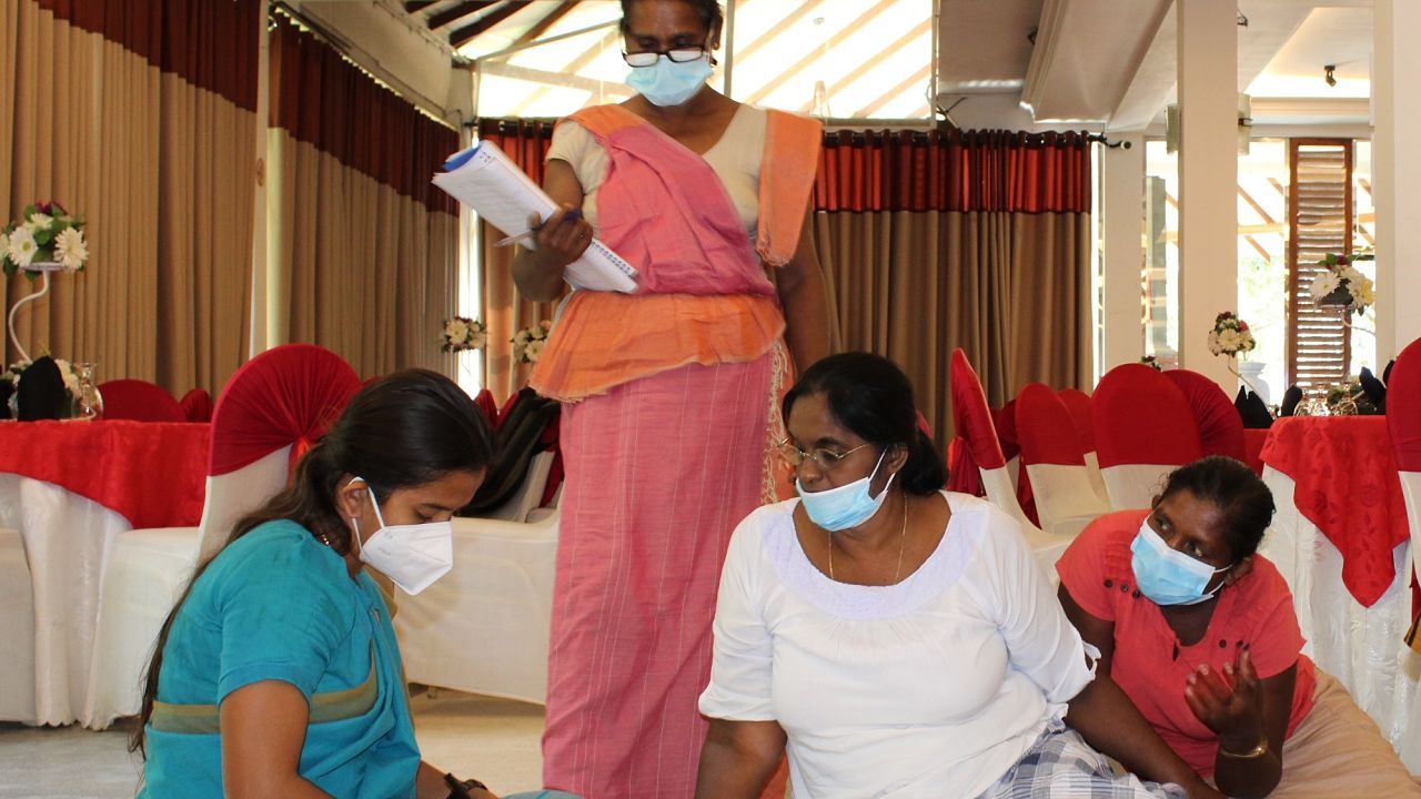 Sri Lanka - Humanity & Inclusion 4 women, with a mask, in a room. 